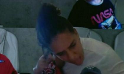 Απίθανη σκηνή: Ο Λίαμ Αντετοκούνμπο… ξεμαλλιάζει τη μαμά του την ώρα του αγώνα! (video)