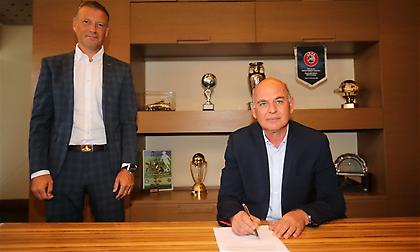 Υπέγραψε ο Κλάτενμπεργκ-Στον «αέρα» οι διάλογοι διαιτητών με το VAR