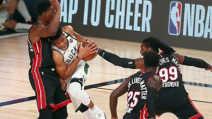 Φοβερή ανατροπή από το -23 για Μπακς με σούπερ Γιάννη