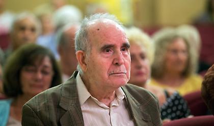Αντισυμβατικός, αθυρόστομος, αληθινός: Έφυγε ο Ντίνος Χριστιανόπουλος