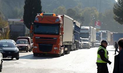 Ανατροπή νταλίκας στην εθνική οδό στη Λυκόβρυση