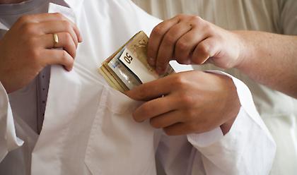 Συνελήφθη γιατρός δημόσιου νοσοκομείου για «φακελάκι»
