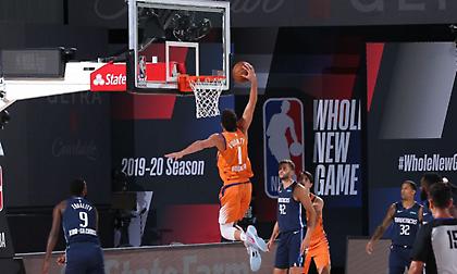 NBA: Θέαμα με τον Μπούκερ στην κορυφή