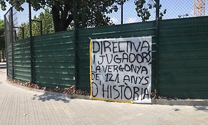 Πανό κατά παικτών στο προπονητήριο της Μπάρτσα από τους αγανακτισμένους οπαδούς!