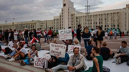 Λευκορωσία: Χιλιάδες διαδηλωτές μπροστά από την έδρα της κρατικής τηλεόρασης