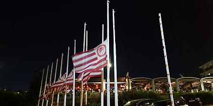 Μεσίστιες οι σημαίες στα γραφεία της ΠΑΕ Ολυμπιακός για την απώλεια του Σάββα Θεοδωρίδη