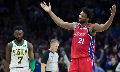 Οπαδός των Σίξερς έδεσε τα μάτια του για να μη… βλέπει την ομάδα του! (pic)