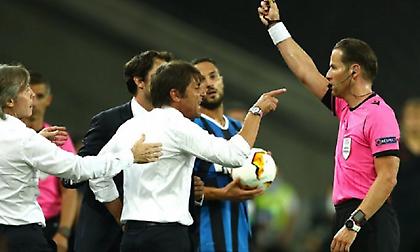 «Τρόλαρε» τον Κόντε ο Μπανέγα: «Ήθελα να δω αν η περούκα είναι αληθινή»