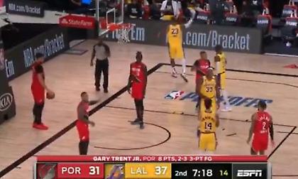 ΛεΜπρον Τζέιμς: Αστόχησε ξανά σε layup, ξέσπασε στο προστατευτικό μασελάκι (video)