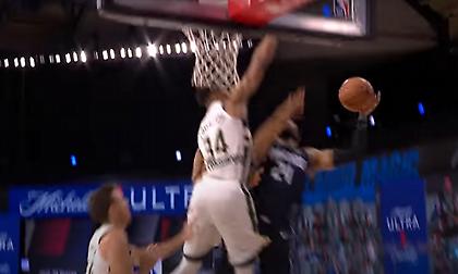 Ταπώνει τον Μπερτς και καρφώνει ο Γιάννης στο Top 10 (video)