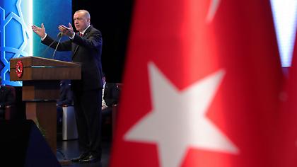 «Καμπανάκι» από Fitch για Τουρκία ενώ ο Ερντογάν αγοράζει S-400