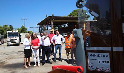 Περιφέρεια: Περισσότερα από 70 απορριμματοφόρα και πάνω από 4.000 καφέ κάδοι στην Αττική