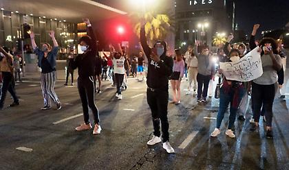 Πισώπλατος πυροβολισμός αφροαμερικανού από αστυνομικό στις ΗΠΑ (vid)