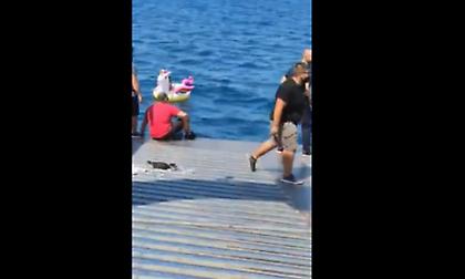 Βίντεο: Διάσωση 3χρονου παιδιού από φέρυ μποτ στο Αντίρριο-Παρασύρθηκε με το φουσκωτό του
