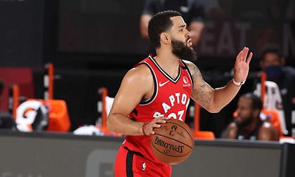 «Πίστονς, Νικς και Σανς κυνηγούν τον Βαν Βλιτ»