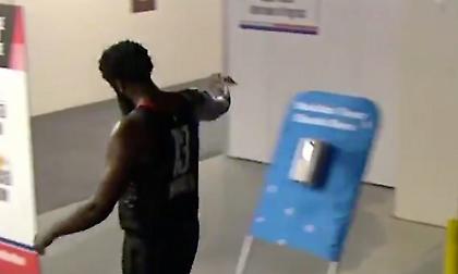 Ο Χάρντεν ξέσπασε στο… αντισηπτικό (video)