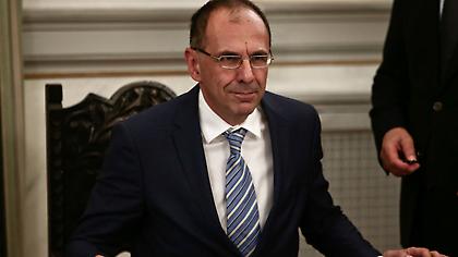 Γεραπετρίτης σε ΣΚΑΪ 100,3: Καμιά συζήτηση όσο η Τουρκία πιέζει στρατιωτικά