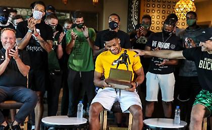 Βούρκωσε ο Γιάννης στην παραλαβή του βραβείου για τον κορυφαίο αμυντικό (video)