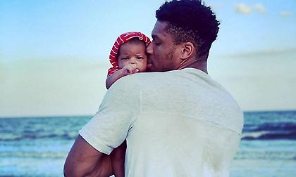 Ο γιος του Γιάννη βλέπει τον μπαμπά του στην TV (pic)