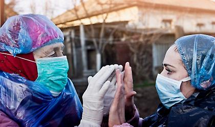 Βρετανοί ερευνητές: Σε ποιές συνθήκες σταγονίδια κορωνοϊού «ταξιδεύουν» έως και 8 μέτρα