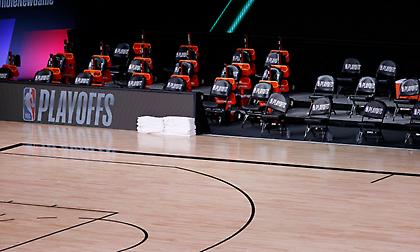 Η στιγμή της αποχώρησης των Μάτζικ από το παρκέ (video/pics)