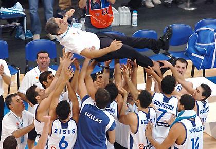 Γιαννάκης: «Ματς ορόσημο για το ελληνικό μπάσκετ ο ημιτελικός με τη Γαλλία το 2005»