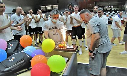 Τούρτα στην προπόνηση του Προμηθέα για τα γενέθλια του κόουτς Γιατρά