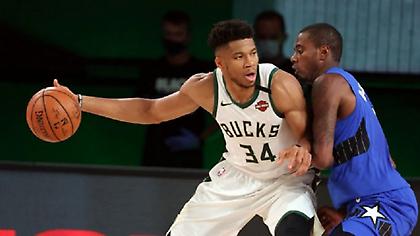 Πήρε… παραμάζωμα τον αντίπαλό του και κάρφωσε ο Γιάννης (video)