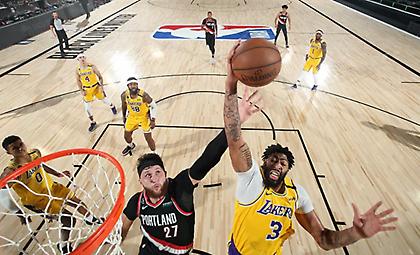 Λεμπρόν και Ντέιβις οδήγησαν τους Λέικερς στην πρόκριση