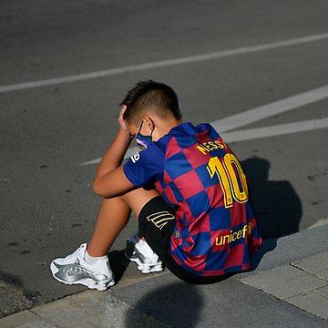 Μικρός φίλος της Μπαρτσελόνα απελπίζεται που δεν πήγε στην πρώτη προπόνηση (pics)