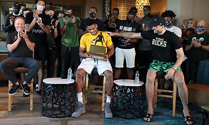 Το παρασκήνιο από τη βράβευση του Γιάννη ως κορυφαίου αμυντικού του ΝΒΑ (video)