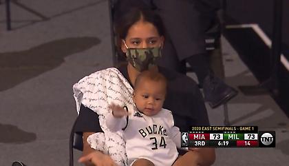 Παρακολουθούν από κοντά τον Γιάννη η σύντροφος και ο γιος του (video)