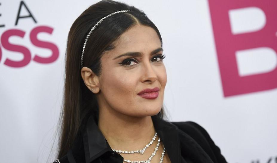 Πάρος: Η Σάλμα Χάγιεκ «τα σπάει» (τα πιάτα) με... ζεϊμπέκικο της Ευδοκίας (videos)