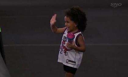 Η κόρη του ΒανΒλίτ έκλεψε την παράσταση (video)