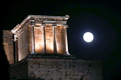 Εντυπωσιακή η «Πανσέληνος του Καλαμποκιού» πάνω από την Ακρόπολη (vid, pics) 