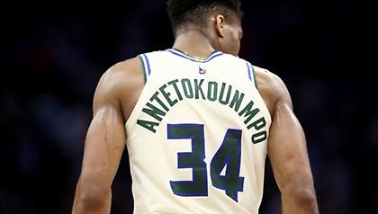 Φοβερή τάπα στον Μπάτλερ και εντυπωσιακά καρφώματα από τον Γιάννη (video)