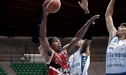 ΛεΝτέι: Εντυπωσιάζει με την φανέλα της Αρμάνι (video)