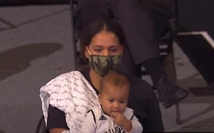 Έξαλλη με tweet Αμερικανού σχολιαστή για τον Γιάννη η σύντροφός του (pic)