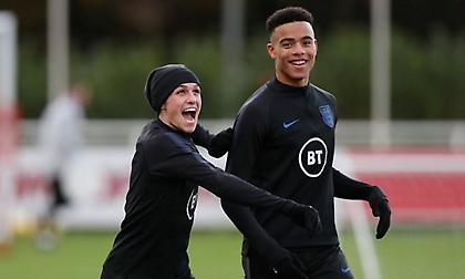 Φόντεν και Γκρίνγουντ έφεραν κορίτσια στο ξενοδοχείο και κόπηκαν από την αποστολή της Αγγλίας