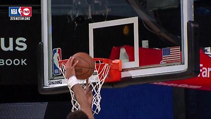 Απίθανος Λέοναρντ: Έκανε καθοριστική τάπα με το μεσαίο δάχτυλο (video)