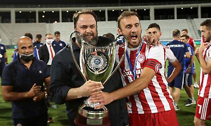 Η απονομή του Κυπέλλου στον Ολυμπιακό (video)