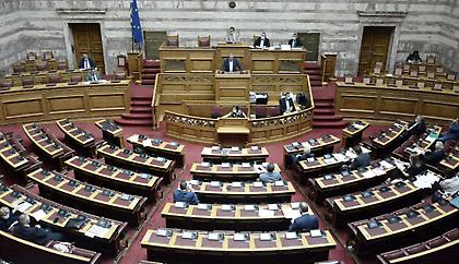 Βουλή: Υπερψηφίστηκαν οι επίμαχες τροπολογίες για τα εργασιακά