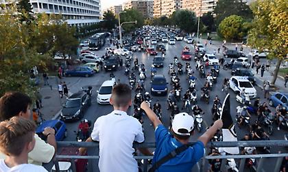 ΠΑΟΚ: Αποθέωση από οπαδούς στο ξενοδοχείο κατά την αναχώρηση