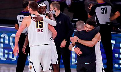 Οι έξαλλοι πανηγυρισμοί των Νάγκετς και το μπουγέλο στον Μαλόουν (video)