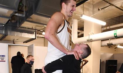 Κι όμως ο Μαλόουν σήκωσε στον αέρα τον Γιόκιτς! (pics)