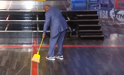 Ο Μπάρκλεϊ έβγαλε... σκούπα (video)