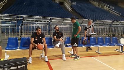 Βλέπει το φιλικό του Παναθηναϊκού με την ΑΕΚ ο Βουγιούκας (pic)