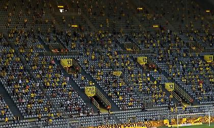 Τηρούν υποδειγματικά τις αποστάσεις οι οπαδοί της Ντόρτμουντ (video)