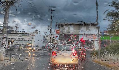 Στο έλεος του Ιανού και η Κρήτη: Κλείνουν διαβάσεις, πλημμύρισαν καταστήματα