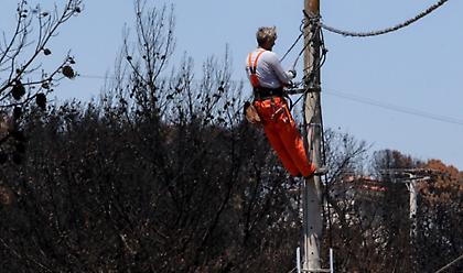 ΔΕΔΔΗΕ: Συνεχίζονται οι εργασίες αποκατάστασης του δικτύου μετά τον Ιανό